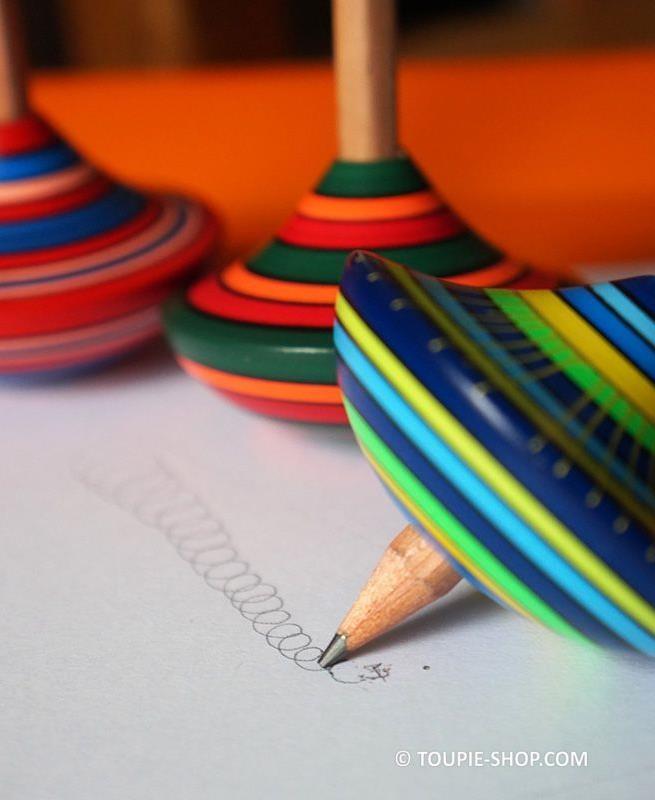 La toupie qui dessine un jouet coloré fabriqué en Europe, un jeu en bois artisanale qui dessine des spirales