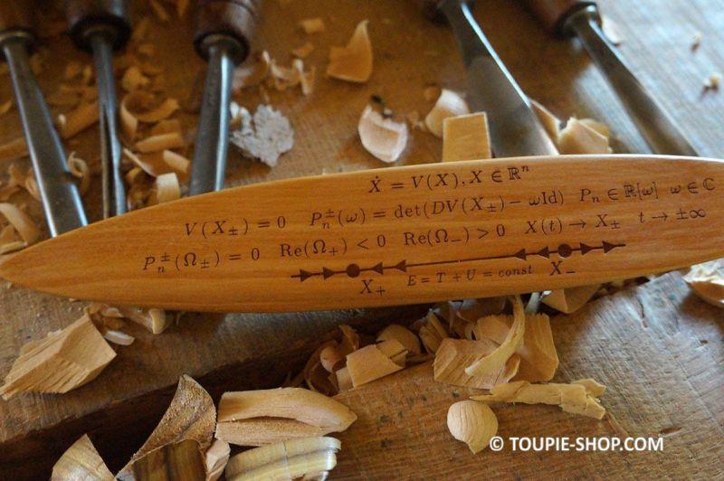 Pierre Celtique ou Rattleback en anglais, la toupie Anagyre est un jeu en bois artisanal et original