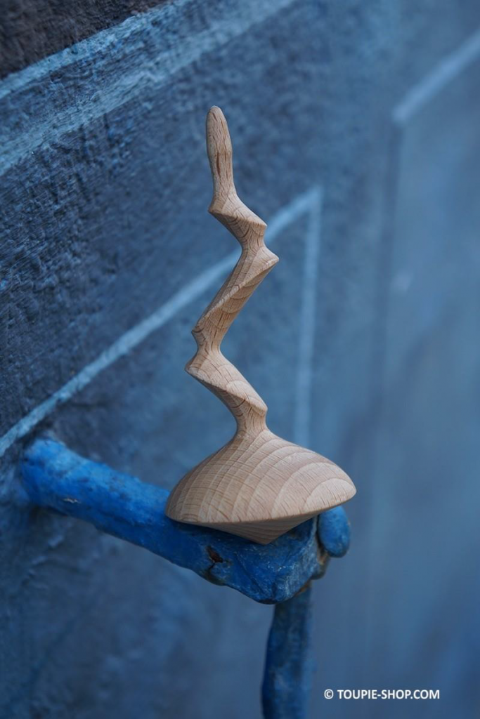 toupie de collection Zigzag un jeu en bois de hêtre, jouet artisanal fabriqué en France, un cadeau made in France