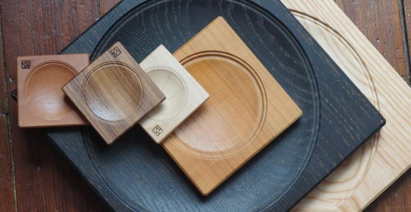 Un plateau artisanal en bois pour votre collection de Toupies
