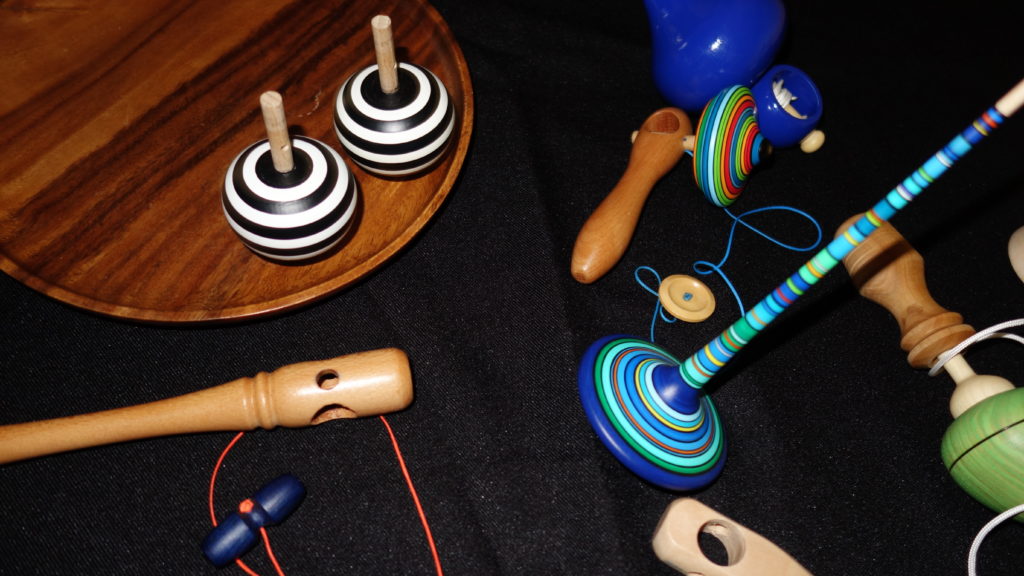 la Toupie Double !
De fabrication artisanale, ce jeu en bois original est équipé d’un lanceur et d’une ficelle qui permettent de lancer 2 toupies en même temps !