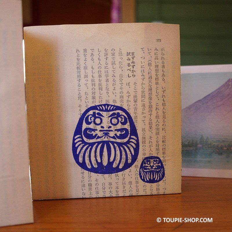 pochette en papier fabriquée en livre japonais recyclé avec un tampon de carpe koï, de vague ou de Daruma